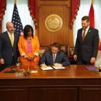 El gobernador de Florida firma una controvertida legislación para el traslado de migrantes en EEUU