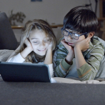 Los menores pasan el equivalente a dos meses al año conectados a una pantalla