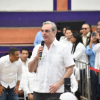 Luis Abinader encabeza entrega de títulos en SDE y ciudadanos claman “cuatro años más”