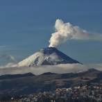 Volcán ecuatoriano, Cotopaxi, emana columna de ceniza de unos 1,100 metros