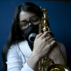 El saxofón, aliento de artista mexicana atacada con ácido por su expareja