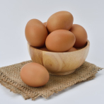 Gripe aviar e inflación empujan a estadounidenses a comprar huevos en México