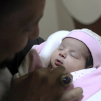 Tía adopta a recién nacida rescatada tras sismo en Siria