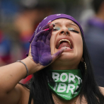 Colombia cumple un año desde que despenalizó el aborto; Mujeres agitan sus pañuelos verdes