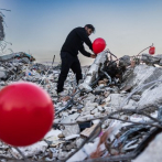 Globos rojos en ciudad turca de Antakya en homenaje a los niños muertos en el terremoto