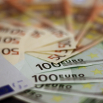 El euro cae por debajo de 1,06 dólares tras datos de la economía de EEUU