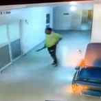 Hombre agrede con arma blanca a personal médico en hospital de Salcedo