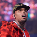 Chris Brown lanza celular de fanática durante concierto en Berlín