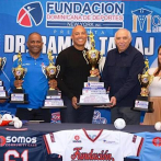 Mariano Rivera y el doctor Ramón Tallaj presentan trofeos y uniformes