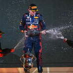Verstappen, primer líder tras ganar en Baréin por delante de 'Checo' y Alonso