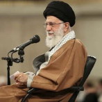 Líder iraní condena intoxicaciones niñas