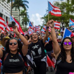 Decenas de mujeres bloquean zona bancaria de San Juan, en PR, por el 8M