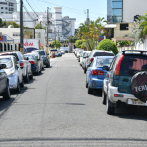 El doble parqueo fastidia en el Gran Santo Domingo