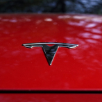 EEUU investiga a Tesla por volantes que pueden caer