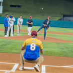 Presidente Luis Abinader realizó primer pitcheo en el Clásico Mundial de Béisbol