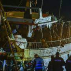 Barcos italianos trasladan a cientos de migrantes a tierra
