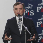 Polonia: ven a ministro portando una pistola en el cinturón durante acto público
