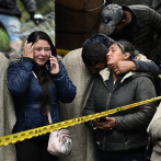 Buscan a 10 mineros atrapados por explosión que mató a 11 en Colombia