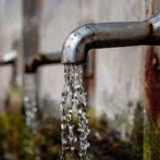 Unas 10 mil personas de más 35 mil no reciben servicio de agua potable en el país
