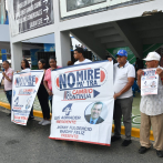 Personas identificadas con carnets de empleados públicos promueven reelección de Abinader