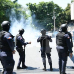 Policías lanzan gases lacrimógenos a ciudadanos frente la Casa Nacional del PLD