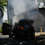 Incendian vehículo de regidora de Bonao, Foirdaliza Pichardo, durante manifestación en el Palacio de Justicia