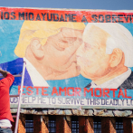 El beso entre Biden y Trump, una pintura de protesta en muro fronterizo de México