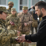Zelenskyy viaja por Ucrania para unir a su nación contra la Rusia de Putin