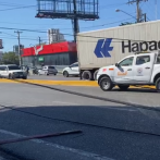 Vehículo impacta cuatro postes de luz y provoca congestionamiento en avenida Los Próceres