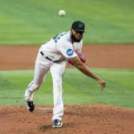 Sandy Alcántara lanza el primer partido completo de la campaña y triunfa