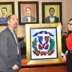 Comisión Permanente de Efemérides Patrias entrega imagen del Escudo Nacional a Ciudadanía Fémina