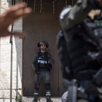 La Policía de Israel irrumpe en la mezquita de Al-Aqsa y la desaloja con granadas aturdidoras