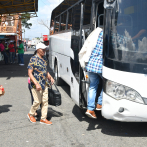 Tímido flujo de viajeros en paradas de autobuses al inicio de Semana Santa