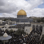 Policía israelí y palestinos se enfrentan en sitio sagrado