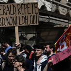 Francia vive nuevas protestas sin una salida a crisis de las pensiones