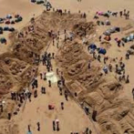 Esculturas de arena reviven la Pasión de Cristo en Bolivia
