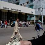 Cubanos ven positiva reapertura de depósitos en dólares pero persisten las 