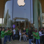 Decenas celebran la apertura de la primera tienda física de Apple en la India