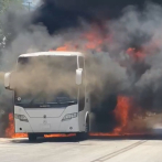 Se incendia autobús de la ruta Barahona- Santo Domingo y afecta tendido eléctrico