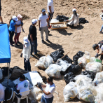 “El objetivo no es limpiar las playas, es limpiar conciencias”: Fundación recoge basura en Fuerte San Gil