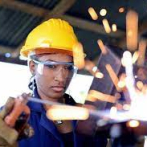 Mujeres lideran 1,262 industrias de manufactura local