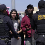 La agonía de inmigrantes ante un muro de agentes fronterizos