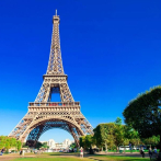En Francia: Detienen a dos paracaidistas por saltar desde la Torre Eiffel