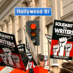 Guionistas de Hollywood van a la huelga tras desacuerdo con estudios y 'streamers'