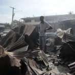 Incendio destruye un mercado en la zona de Pétion-Ville