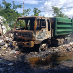 Incendian dos camiones de recogida de basura en Boca Chica