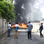 Incendian neumáticos y bloquean entrada al Vacacional de Haina