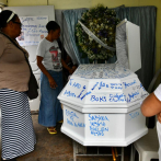 Compañeros de clase sellan su firma en ataúd de adolescente muerto en Los Guandules