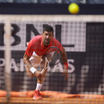Djokovic avanza con susto en Roma; Swiatek se mantiene arrasando