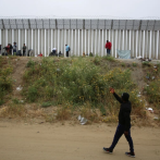 Los migrantes interceptados por las autoridades estadounidenses caen a la mitad